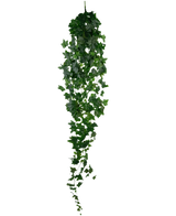 Le Lierre Artificiel 180 cm vert est un lierre vert artificiel unique avec des feuilles denses et pointues qui pendent verticalement sur un fond blanc uni.