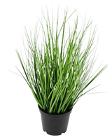 Le gazon artificiel Oignon 33 cm (ignifuge) a de longues feuilles fines ressemblant à de l'herbe verte dans un petit pot noir, sur un fond blanc uni.
