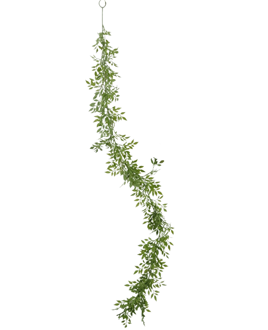 Le Vigne Artificiel Bambou 182 cm est une longue guirlande verte composée de petits brindilles et de feuilles, suspendue verticalement à un anneau métallique sur un fond uni blanc.
