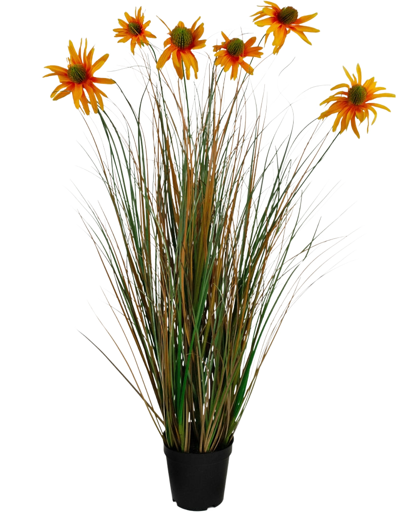 Le pot d'oignon de chrysanthème de gazon artificiel de 90 cm ignifuge a de hautes feuilles vertes et brunes ressemblant à de l'herbe avec sept fleurs de marguerites artificielles orange dans un pot noir, sur un fond blanc.