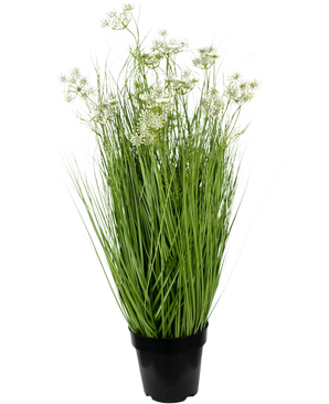L'herbe artificielle à racines d'oignon de 90 cm ignifuge a de longues feuilles vertes minces et de délicates grappes de fleurs blanches dans un pot, sur un fond blanc uni.