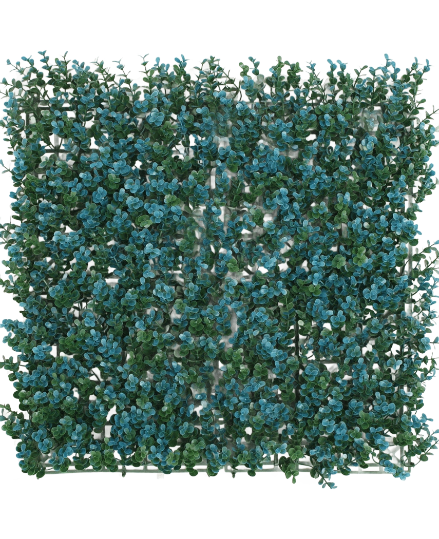 La Haie Artificielle Buis bleu 50x50 cm UV est un panneau carré aux feuilles vertes denses et aux bouquets de petites fleurs bleues, créant un mur de feuilles réaliste ou un tapis végétal décoratif, vu de dessus sur fond blanc.