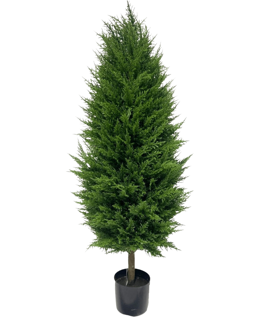 La plante artificielle Conifère de luxe UV 120 cm a des feuilles denses et vert vif et se tient debout dans un récipient en plastique noir, parfait pour tout jardin de plantes artificielles. Comprend une protection UV pour une beauté durable sur un fond blanc uni.