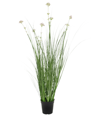 Le gazon artificiel poireau fleur oignon herbe pot 90 cm ignifuge a de longues et fines feuilles vertes et des grappes de fleurs pâles dans un pot noir, sur un fond blanc uni.