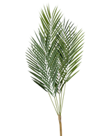 Le palmier artificiel Chamaedorea 78 cm possède de longues et fines feuilles de palmier vertes aux extrémités pointues sur plusieurs tiges fines, sur un fond blanc uni.