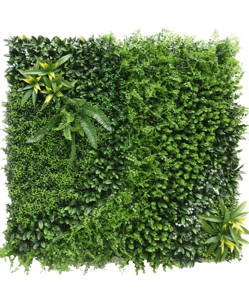 La haie artificielle Crush 100x100 cm UV est un jardin vertical luxuriant avec des plantes denses et feuillues et des fougères de différentes textures et tons verts, disposées en carré sur un fond blanc.