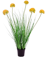 Le gazon artificiel oignon 70 cm ignifuge a de longues feuilles vertes fines et des tiges hautes avec des grappes de fleurs rondes jaunes, ce qui le fait ressortir magnifiquement sur un fond blanc.