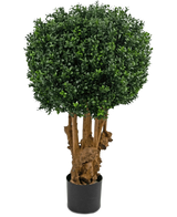 La Boule de Buis Artificiel en Bois de Style Romain UV 90 cm présente une grappe ronde et dense de feuilles vertes sur de multiples tiges brunes dans une jardinière noire, sur un fond blanc.