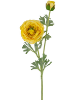 La renoncule artificielle Real Touch jaune 60 cm a une tige unique avec une fleur de renoncule jaune entièrement épanouie, un bourgeon fermé et des feuilles vertes, le tout sur un fond blanc uni.