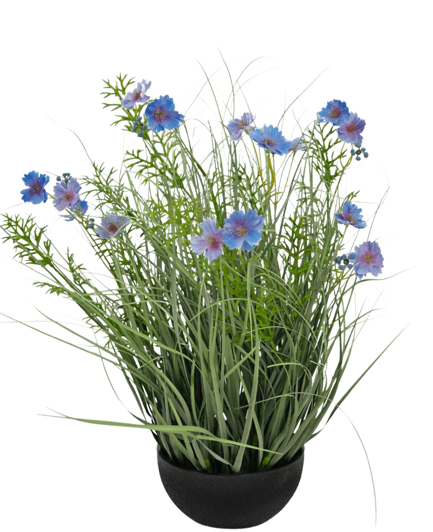 Un pot noir avec du gazon artificiel violet Gesang Flower, un pot d'oignon de 56 cm ignifuge, avec de hautes feuilles vertes ressemblant à de l'herbe et des fleurs bleu-violet, sur un fond blanc uni.