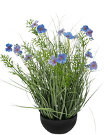 Un pot noir avec du gazon artificiel violet Gesang Flower, un pot d'oignon de 56 cm ignifuge, avec de hautes feuilles vertes ressemblant à de l'herbe et des fleurs bleu-violet, sur un fond blanc uni.