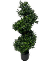 Le Buis Artificiel Spirale Style Romain UV 90 cm est une plante topiaire artificielle en forme de spirale avec des feuilles vertes denses dans un pot noir, sur un fond blanc uni.