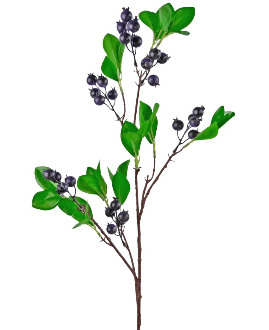 La branche artificielle Berry 76 cm violet a une branche avec des feuilles vert vif et des grappes de petites baies rondes violet foncé sur un fond blanc uni.