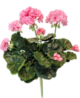 Le Géranium Artificiel 40 cm rose a des fleurs roses et des feuilles vertes rondes sur de longues tiges, qui montrent la beauté d'une plante artificielle rose ou d'un faux géranium sur un fond blanc.