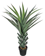 La plante artificielle Agave Pandora UV 120 cm possède de longues feuilles vertes pointues qui s'étendent à partir d'une tige épaisse et stratifiée, sur un fond blanc uni.