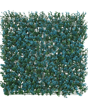 La Haie Artificielle Buis bleu 50x50 cm UV est un panneau carré dense de feuilles vertes artificielles et de petites fleurs bleues sur un support grillagé, vu du dessus sur un fond blanc.
