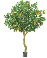 L'oranger artificiel de 275 cm a un tronc élancé, des feuilles vertes denses et des fruits orange vif, créant un oranger réaliste et décoratif en pot sur un fond blanc uni.