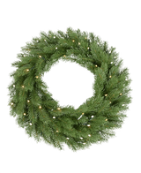 La couronne d'épicéa artificiel avec lumière LED 60 cm est une couronne de pin vert avec de petites lumières LED blanc chaud, conçues dans une forme ronde sur un fond blanc uni.