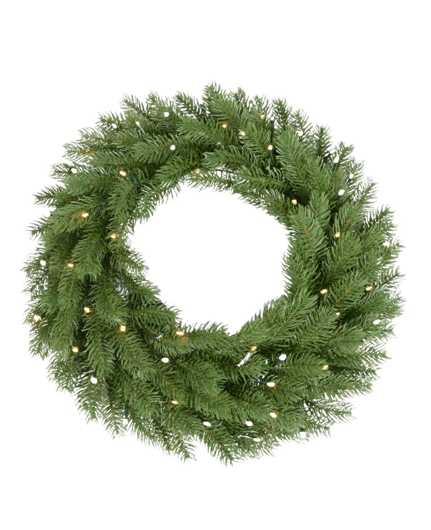 La couronne d'épicéa artificiel avec lumière LED 60 cm est une couronne de pin vert avec de petites lumières LED blanc chaud, conçues dans une forme ronde sur un fond blanc uni.