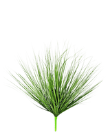 Le gazon artificiel oignon 70 cm ignifuge possède de longues feuilles fines ressemblant à de l'herbe verte qui émergent d'une seule tige, sur un fond blanc uni.
