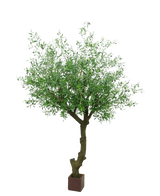 L'olivier artificiel avec olives 270 cm a un tronc torsadé et des feuilles vertes denses, et se dresse dans un petit pot carré marron sur un fond blanc.