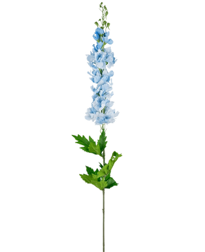 Le Delphinium artificiel Real Touch Blue 90 cm a une seule tige haute avec plusieurs fleurs bleu clair et des feuilles vertes dentelées, sur un fond blanc uni.