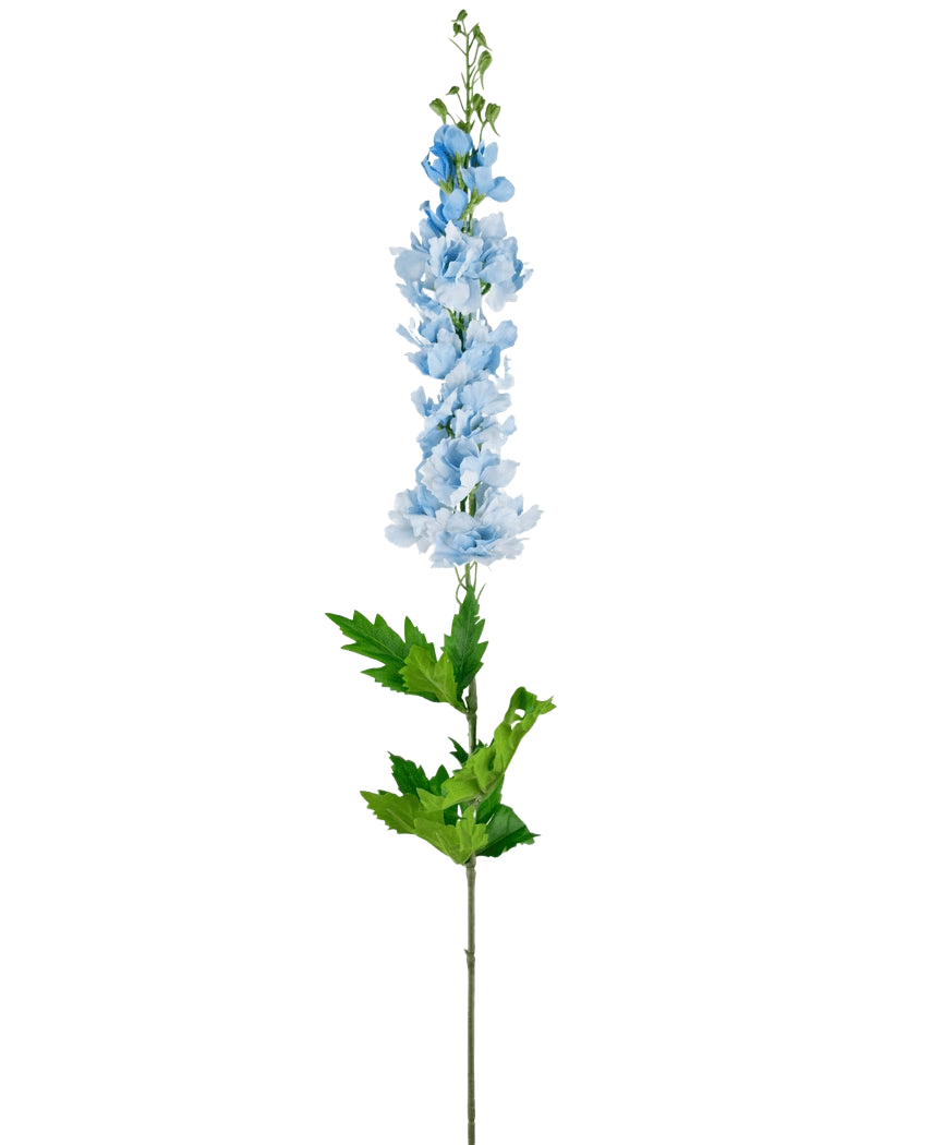 Le Delphinium artificiel Real Touch Blue 90 cm a une seule tige haute avec plusieurs fleurs bleu clair et des feuilles vertes dentelées, sur un fond blanc uni.