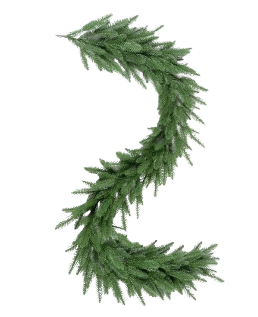 Le numéro deux est fabriqué à partir de branches de pin vert Artificial Garland 100% PE Premium et est affiché sur un fond blanc.