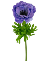 L'Anémone Artificielle Real Touch Bleu Violet 52 cm possède une anémone bleu-violet monocouche avec un cœur sombre sur une tige verte et des feuilles profondément lobées, sur un fond blanc.