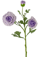 La Rose Artificielle "Emine" Real Touch Violet 62 cm a une tige verte avec deux renoncules ouvertes violet clair et un bourgeon violet, ainsi que plusieurs feuilles vertes, le tout sur un fond blanc uni.