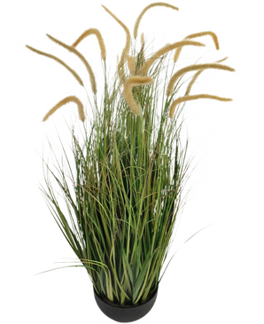 La branche de gazon artificiel Dogtail oignon 110 cm ignifuge est une plante de gazon artificiel en pot avec de longues feuilles vertes étroites et de hautes têtes de graines beiges moelleuses, représentées sur un fond blanc uni.