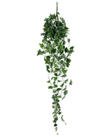 Le Lierre Artificiel 130 cm vert/blanc est une plante de lierre artificiel suspendu avec de longues feuilles vertes traînantes et des bords blancs, représenté sur un fond blanc uni.