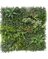 La Haie Artificielle Prestige 100x100 cm UV est un panneau carré de feuillage vert artificiel avec un mélange de plantes feuillues, de fougères, de textures et nuances de vert variées, ainsi que des grappes de petites fleurs blanches et rouges. Le fond est blanc.