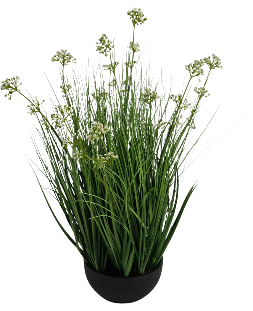 Le gazon artificiel poireau fleur oignon herbe pot 60 cm ignifuge a de hautes et fines feuilles vertes ressemblant à de l'herbe avec de petites grappes de fleurs blanches dans un pot noir, sur un fond blanc.