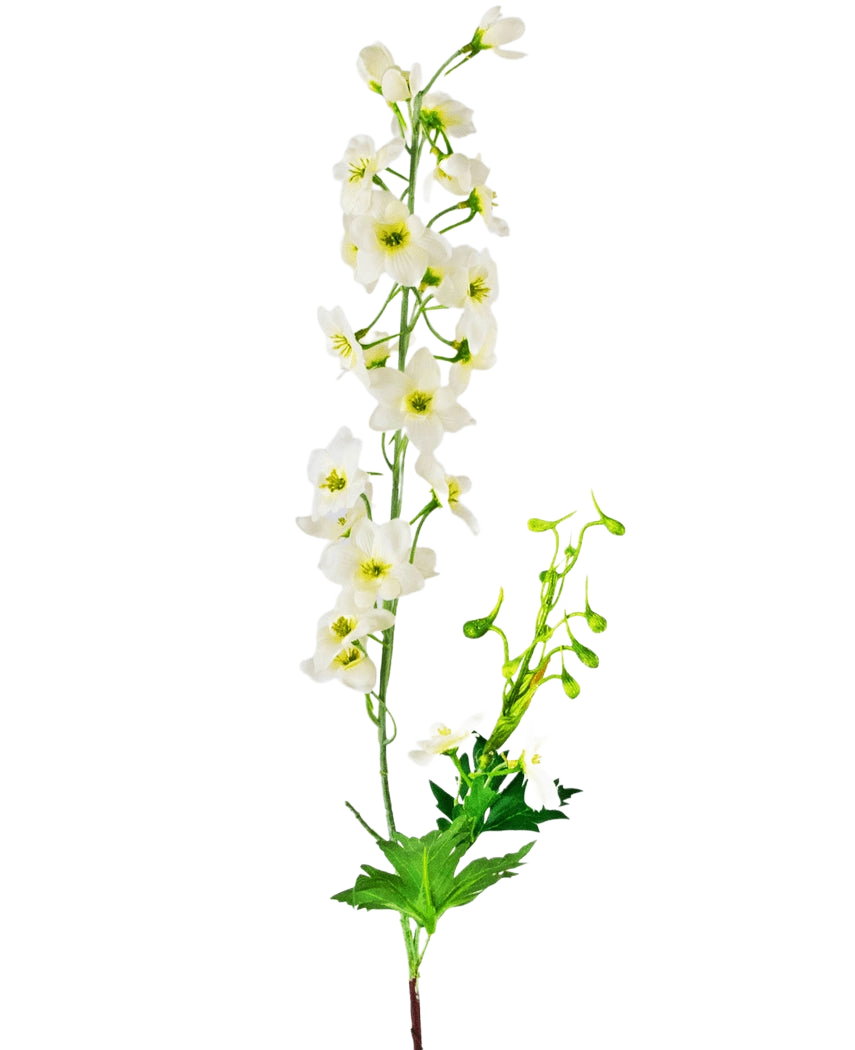 La Fleur Artificielle Delphinium 79 cm blanche possède une seule tige de fleurs de delphinium blanches avec des feuilles et des bourgeons verts, isolées sur un fond blanc.