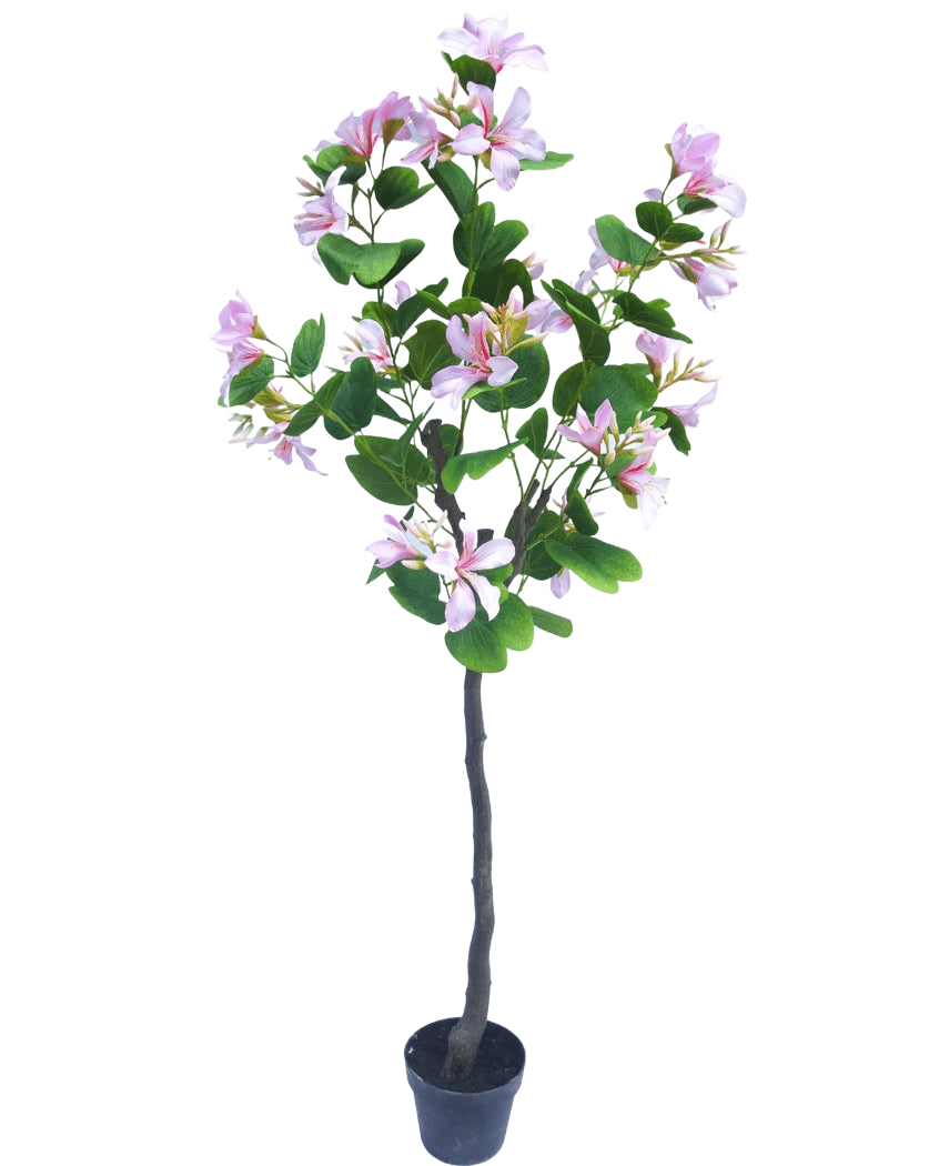 La Plante Artificielle Judas 150 cm est une plante artificielle en pot avec des feuilles vertes et de nombreuses fleurs rose clair sur fond blanc uni.