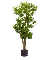La Plante Artificielle Dracena Reflexa 150 cm est une grande plante artificielle avec de multiples troncs fins et des grappes de longues feuilles vertes fines dans un petit pot noir, sur un fond blanc uni.