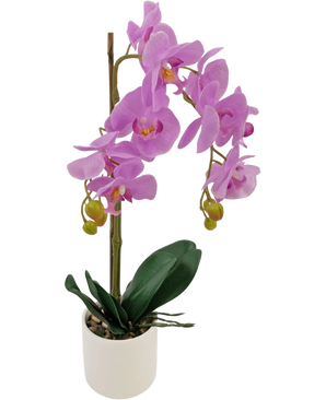 L'orchidée artificielle lilas de 52 cm en pot blanc a des fleurs lilas éclatantes, des bourgeons verts et de larges feuilles vert foncé, disposées dans un pot blanc élégant sur un fond blanc uni.