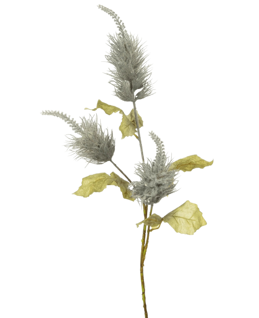 Une seule tige de fleur artificielle Pampas bleue de 95 cm - avec des panaches vaporeux de couleur bleue et des feuilles vert tendre - apporte une touche décorative élégante dans tout décor moderne et se détache magnifiquement sur un fond blanc uni.