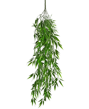 La plante artificielle suspendue Bambou UV 80 cm possède de longues feuilles vertes fines qui pendent gracieusement jusqu'à la tige, sur un fond blanc uni.