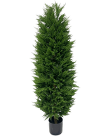 La plante artificielle Conifère de luxe UV 150 cm est un grand conifère artificiel vert luxuriant dans un pot en plastique noir, parfait pour la décoration du jardin et représenté sur un fond blanc uni.