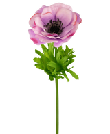 L'Anémone Artificielle Real Touch violette 52 cm possède une seule anémone violette et rose avec des pétales délicats, un cœur sombre, des feuilles vert vif et une longue tige, sur un fond blanc.