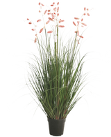 Le gazon artificiel mille-pattes 120 cm ignifuge possède de longs brins verts et de longues tiges fines avec des panaches roses, présentés sur un fond blanc.