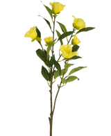 La fleur artificielle Camellia 80 cm jaune a une seule tige avec plusieurs fleurs de camélia artificielles jaune vif et des feuilles vertes, représentées sur un fond blanc uni.
