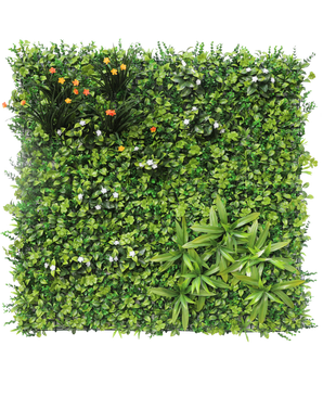 La haie artificielle Lucia 100x100 cm UV possède un mur de jardin vertical avec un feuillage vert dense, de petites fleurs blanches, des grappes vibrantes de fleurs jaunes et oranges en haut à gauche et de longues feuilles pointues en bas à droite.
