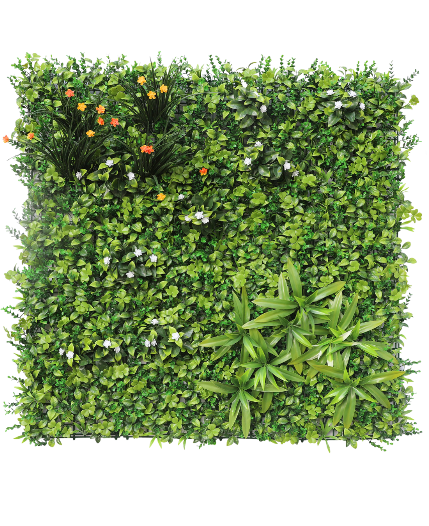 La haie artificielle Lucia 100x100 cm UV possède un mur de jardin vertical avec un feuillage vert dense, de petites fleurs blanches, des grappes vibrantes de fleurs jaunes et oranges en haut à gauche et de longues feuilles pointues en bas à droite.
