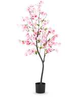 La Fleur de Cerisier Artificielle 150 cm rose présente des fleurs en soie rose et des feuilles vertes dans un pot noir, sur un fond blanc uni.