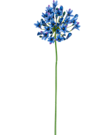 La fleur artificielle Agapanthe 77 cm bleue a une longue tige verte avec un bouquet de fleurs bleues et violettes éclatantes sur un fond blanc uni.