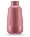 Le Vase Notes 25 cm vieux rose a une finition en céramique mate, un corps large, un col étroit et des nervures verticales au sommet. La base ronde lisse et le design minimaliste le rendent idéal pour présenter des fleurs en soie.