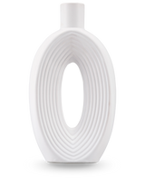 Le Vase Soft Bloom 27 cm blanc cassé est un vase moderne en céramique avec une forme ovale, des nervures concentriques, un centre creux, une finition lisse et un petit col cylindrique - idéal pour exposer des fleurs artificielles en soie.